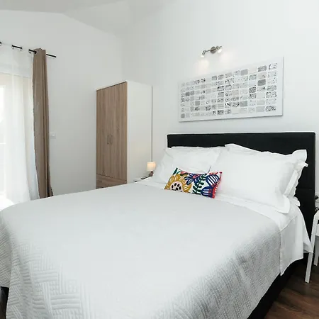 Jolanda Villa *