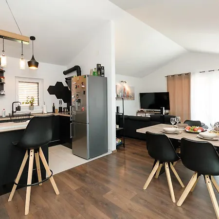 Jolanda Villa *